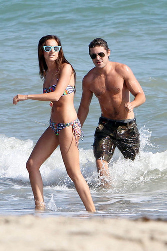 Ashley and Zac kissing and huging on the beach, july 2