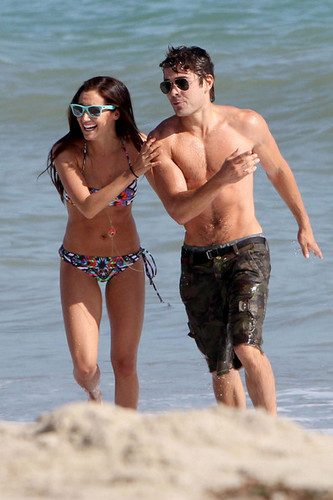 Ashley and Zac baciare and huging on the beach, july 2