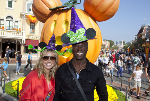  Heidi Klum And meterai Celebrate Halloween Time At Disneyland (September 29)