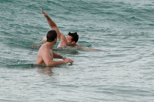  Hugh Jackman on the bờ biển, bãi biển