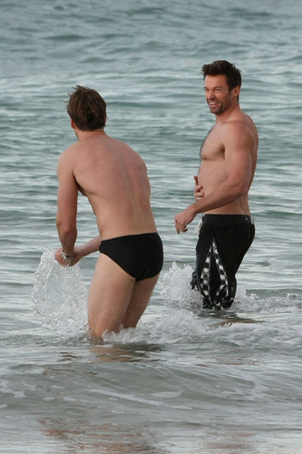  Hugh Jackman on the beach, pwani