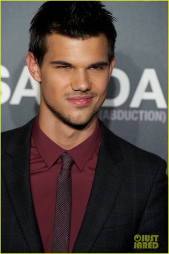  Taylor Lautner: 'Abduction' Premiere & 照片 Call in Spain!