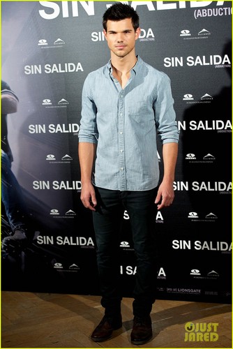  Taylor Lautner: 'Abduction' Premiere & picha Call in Spain!