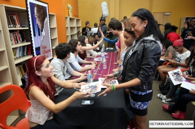  Victoria Justice & Victorious cast CD signing/meet n' greet