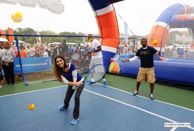  Victoria Justice- World Wide 日 Of Play 8th annual