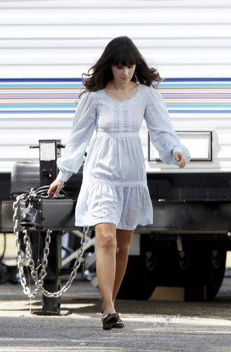  Zooey Deschanel on the set of her new awesome TV tampil “New Girl” L.A, Sep 30