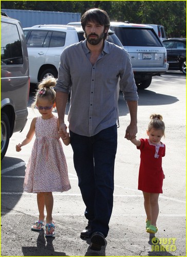  Ben Affleck: Daddy 日 with 紫色, 紫罗兰色 and Seraphina!