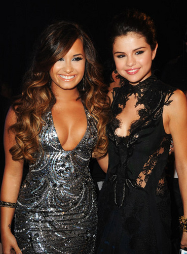 Demi&Selena - MTV Video Music Awards - August 28, 2011