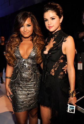  Demi&Selena - MTV Video Music Awards - August 28, 2011