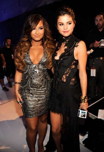  Demi&Selena - MTV Video Music Awards - August 28, 2011