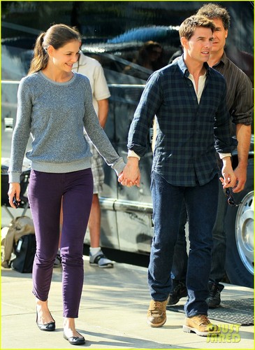  Katie Holmes Holds Hands with Her Hubby!