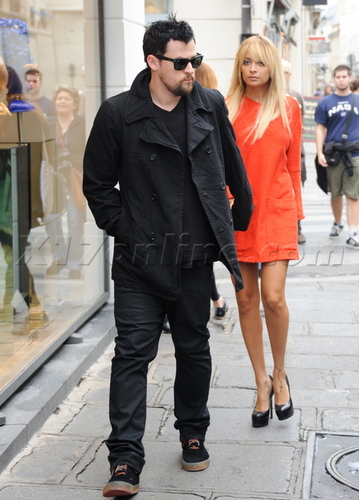  October 5 - Out in Paris with Joel for the Louis Vuitton Fashion 显示
