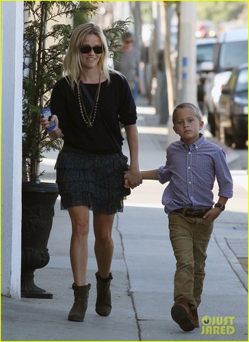  Reese Witherspoon: Family Church Service!