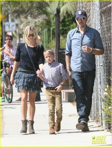  Reese Witherspoon: Family Church Service!