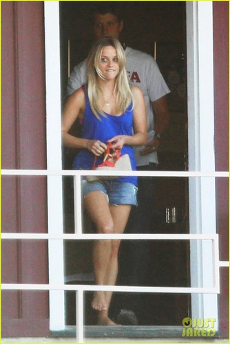  Reese Witherspoon: Windy Shopping Spree