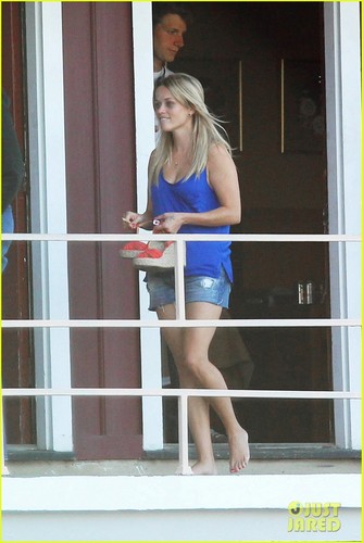  Reese Witherspoon: Windy Shopping Spree