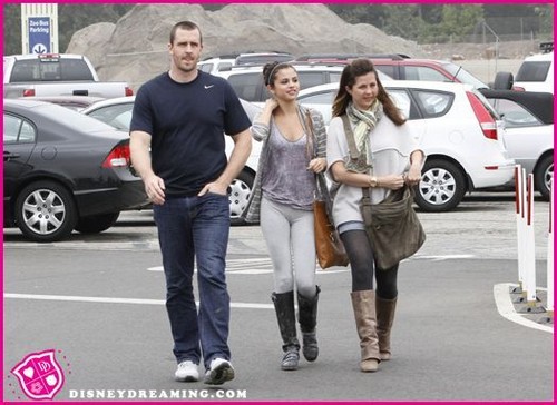  Selena with her parents in the Zoo sept 24