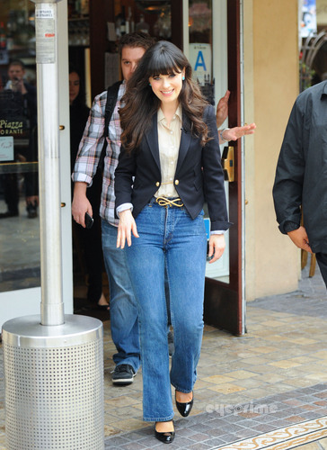  Zooey Deschanel appears on the EXTRA toon in Hollywood, Oct 4