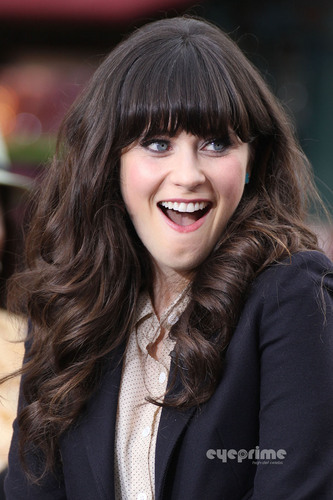  Zooey Deschanel appears on the EXTRA hiển thị in Hollywood, Oct 4
