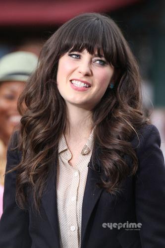  Zooey Deschanel appears on the EXTRA toon in Hollywood, Oct 4