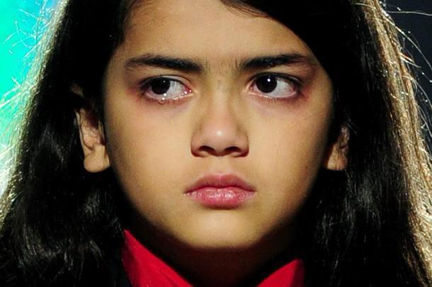 blanket crying .. i think he hates the stage  - prince-michael-jackson photo