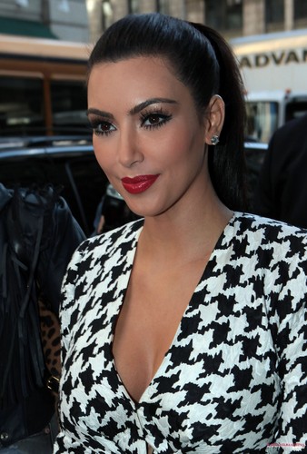  Kim heads to the NBC studios to co-host the TODAY onyesha 4th saa – 07/10/2011