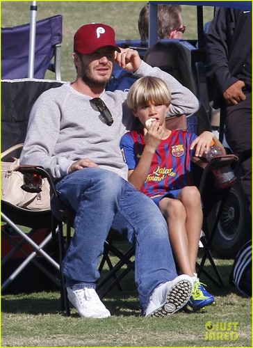  David Beckham Watches His Mini Футбол Stars!