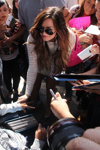 Demi - Arrives at The Grove in Los Angeles, CA - October 11, 2011