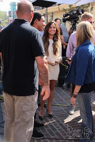 Demi - Visits Extra at The Grove - October 11, 2011