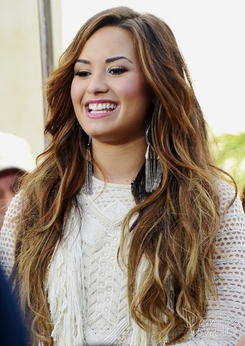  Demi - Visits Extra at The Grove - October 11, 2011