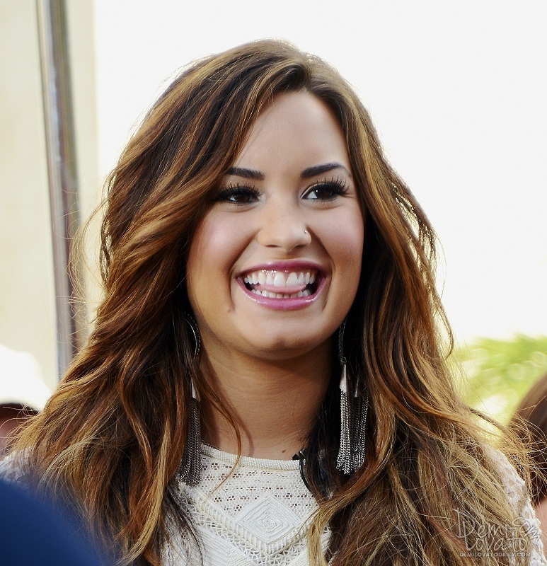 Demi Visits Extra at The Grove October 11 2011