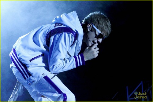  Justin Bieber: The Making of 'Mistletoe'!