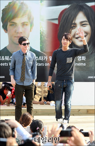  Logan Lerman praises Korean फिल्में in an open talk with Jang Geun Suk