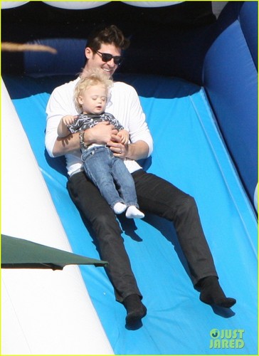  Robin Thicke & Paula Patton: citrouille Patch with Julian!