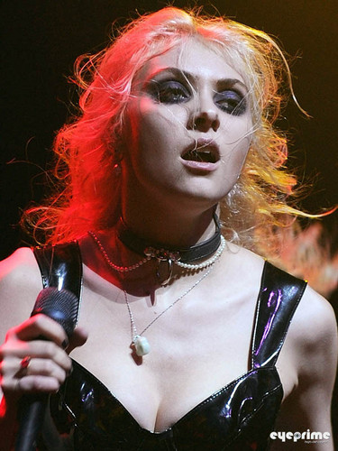  Taylor Momsen performs at The raposa Theatre in Oakland, October 10