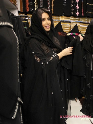  Kim and her mother Kris go shopping in the local emas district in Dubai - 13/10/2011