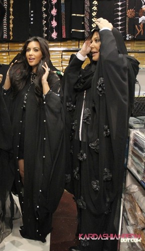  Kim and her mother Kris go shopping in the local سونا district in Dubai - 13/10/2011