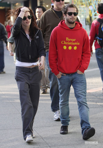 2009 April 25 - Out With Michael Angarano In Vancouver (HQ) 