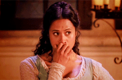  Amusing: Guinevere Worried About Arthur's Person with the चाकू Thrower