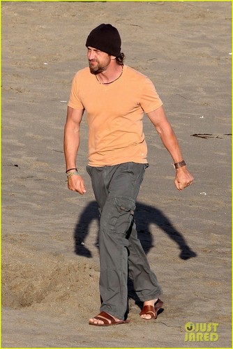 Gerard Butler: 'Of Men and Mavericks' Beach Scenes!