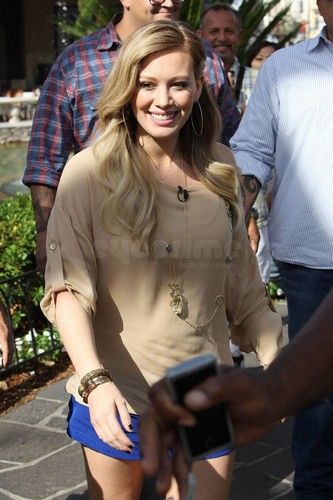  Hilary Duff visits the EXTRA 表示する in Hollywood, Oct 14