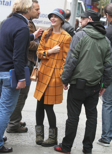  Leighton Meester On Set Of "Gossip Girl" october 12