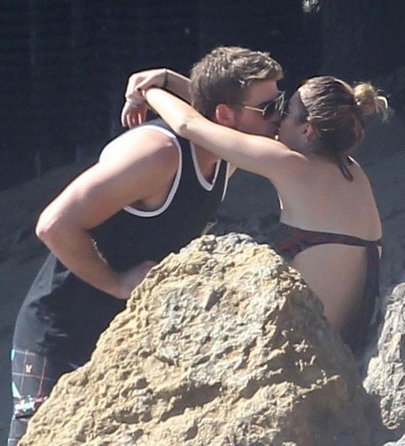  Miley Cyrus ~ 13. October- At a tabing-dagat in Malibu with Liam