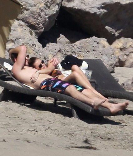  Miley Cyrus ~ 13. October- At a de praia, praia in Malibu with Liam