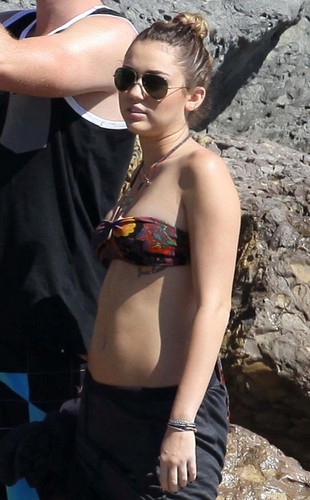  Miley Cyrus ~ 13. October- At a bờ biển, bãi biển in Malibu with Liam