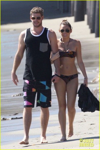  Miley Cyrus: Bikini Babe With Liam Hemsworth!