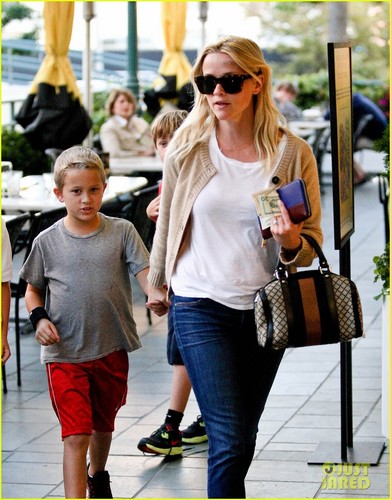 Reese Witherspoon Runs Errands with Deacon