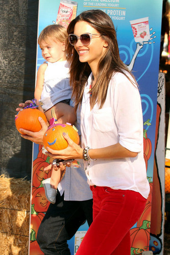  Alessandra Ambrosio at Mr. Bones pumpkin, boga Patch