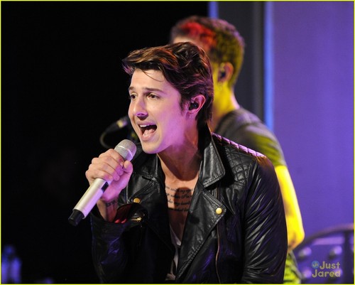  It's New 음악 Live with Hot Chelle Rae!