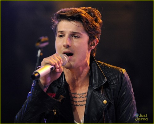  It's New 음악 Live with Hot Chelle Rae!